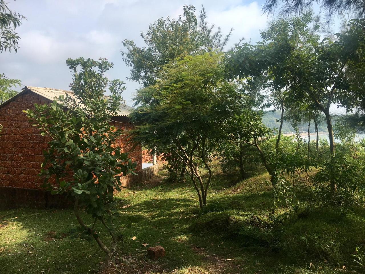 White Elephant Restaurant & Cottages Gokarna ゴカルナ エクステリア 写真