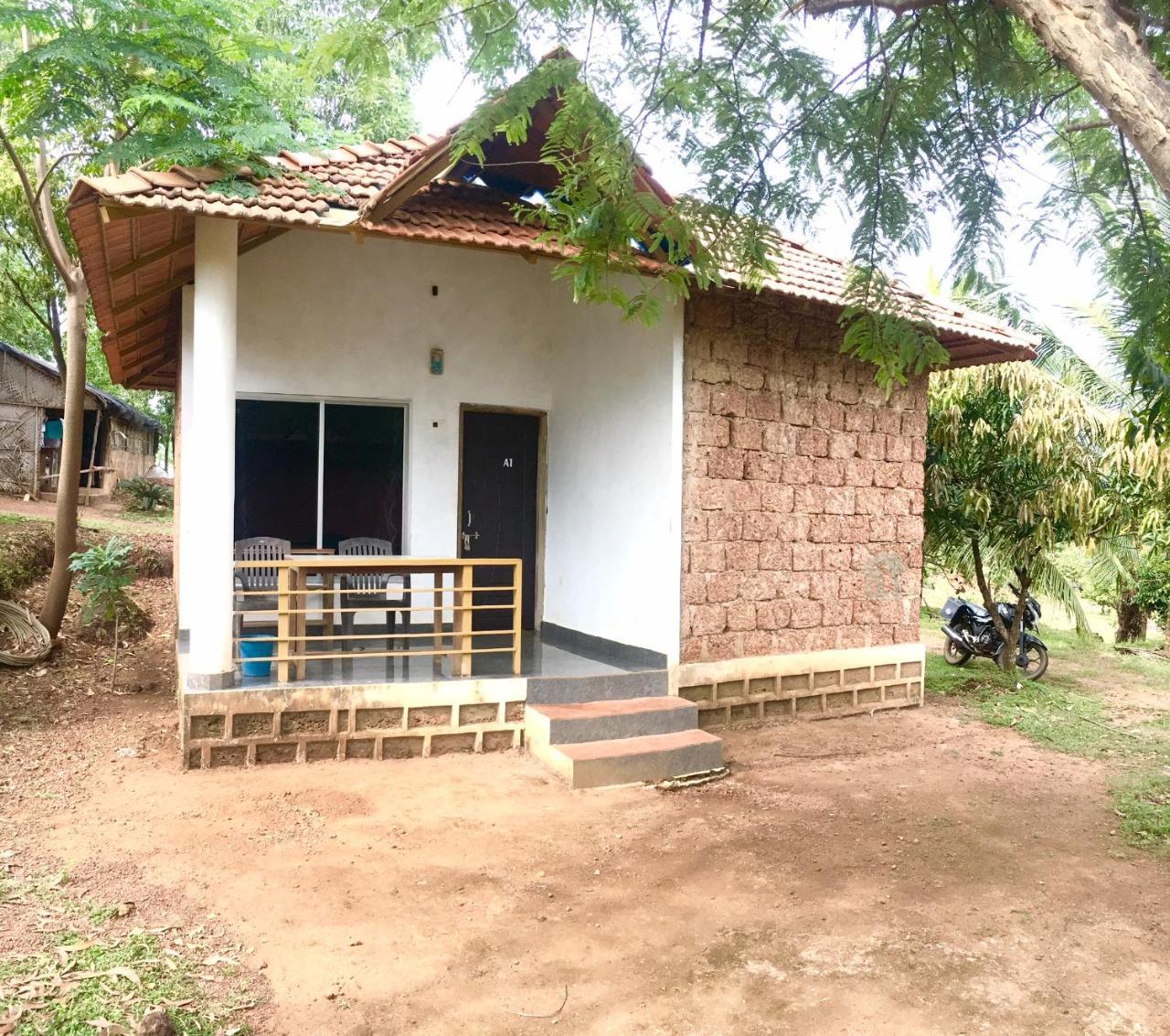 White Elephant Restaurant & Cottages Gokarna ゴカルナ エクステリア 写真